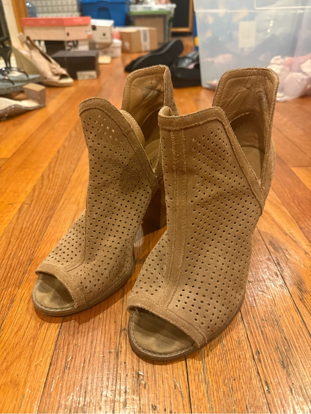 Lucky Brand Larise Womens 10M Tan Suede Perforated Peep Toe Ankle Booties